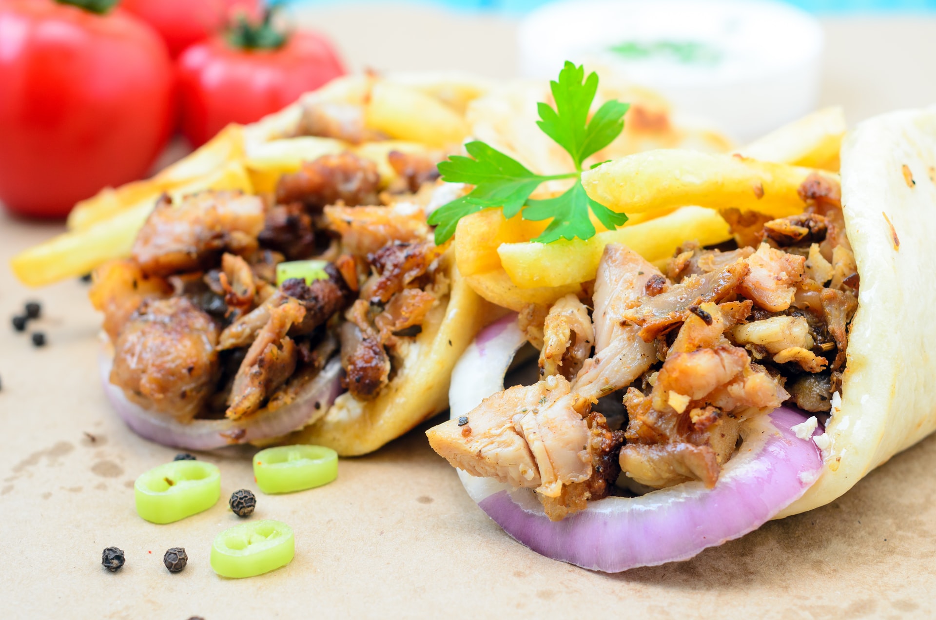 ساندویچ کباب ترکی در نون مخصوص با پیاز و جعفری